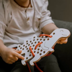 Milin houten lacing toy Alex the dinosaur (4)