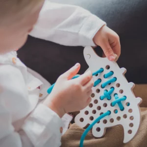 Milin houten lacing toy Freddie the dinosaur (3)